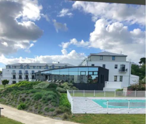 קונקרנו Appartement Devant La Plage Avec Piscine מראה חיצוני תמונה